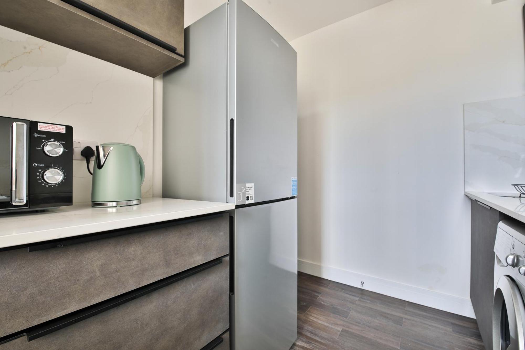 Amber Vista 2 Bedroom Apartments- Supermarket, Coffee Shop, Restaurants & Parking Below カーディフ エクステリア 写真