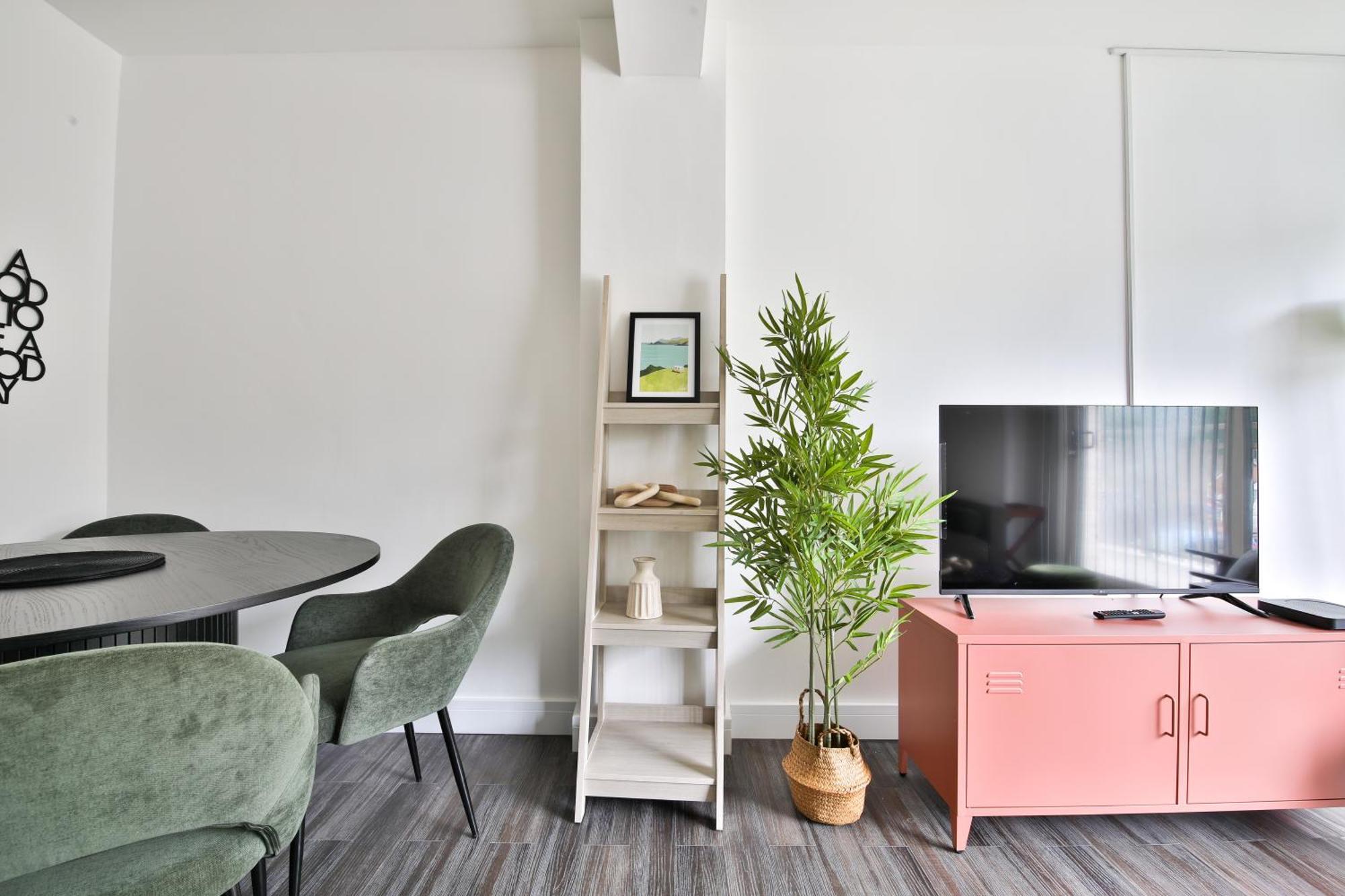 Amber Vista 2 Bedroom Apartments- Supermarket, Coffee Shop, Restaurants & Parking Below カーディフ エクステリア 写真