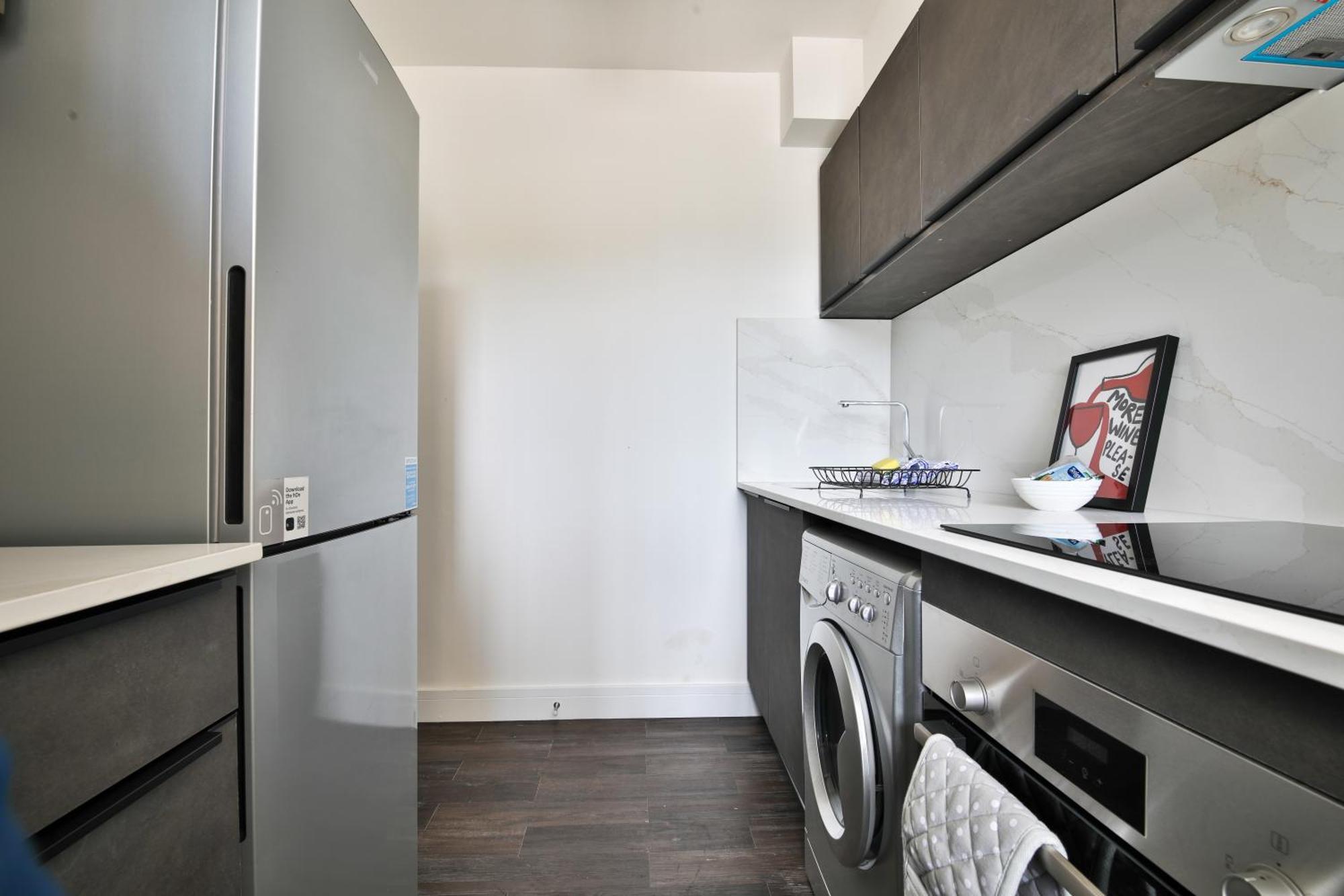 Amber Vista 2 Bedroom Apartments- Supermarket, Coffee Shop, Restaurants & Parking Below カーディフ エクステリア 写真