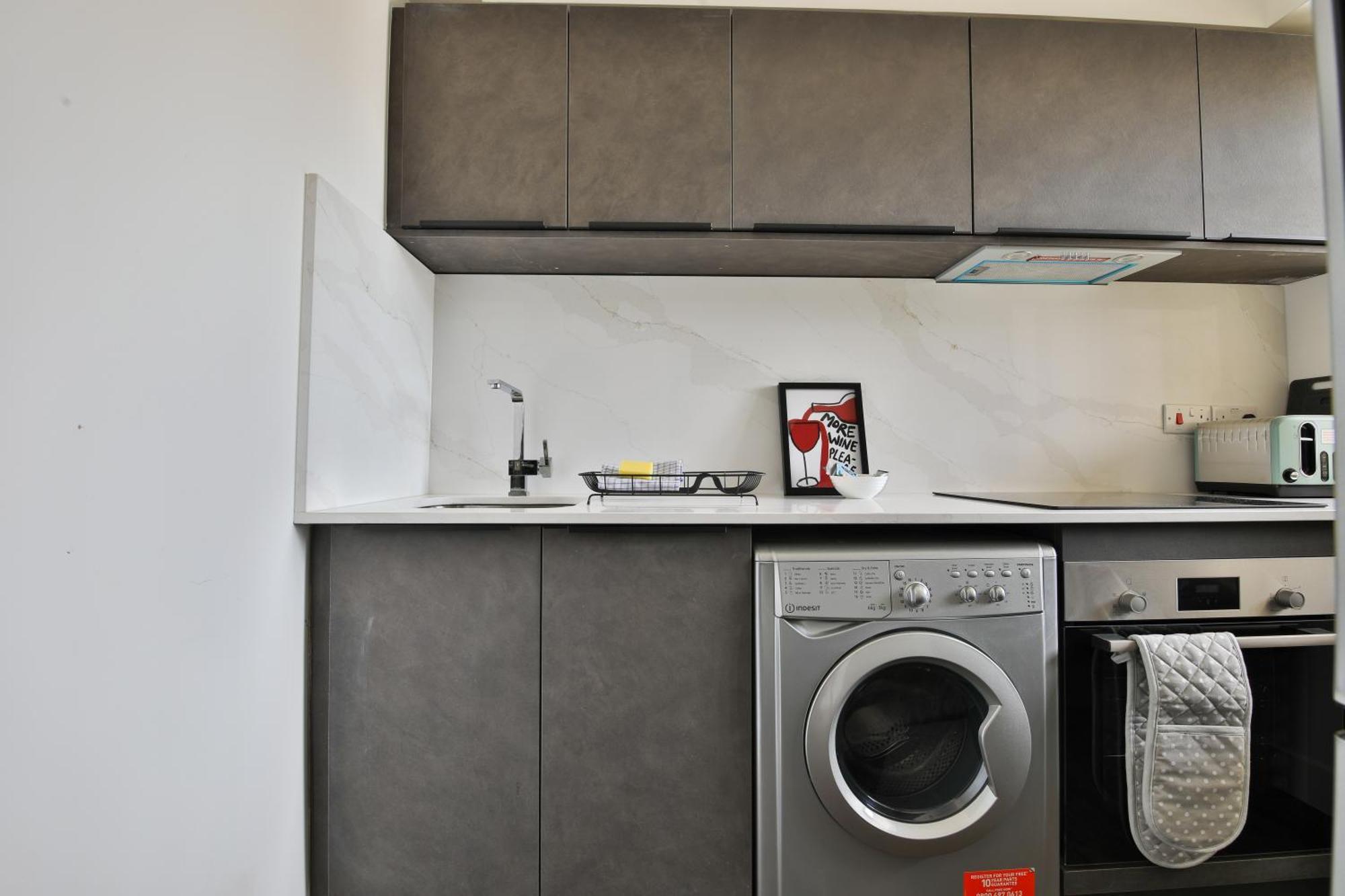 Amber Vista 2 Bedroom Apartments- Supermarket, Coffee Shop, Restaurants & Parking Below カーディフ エクステリア 写真