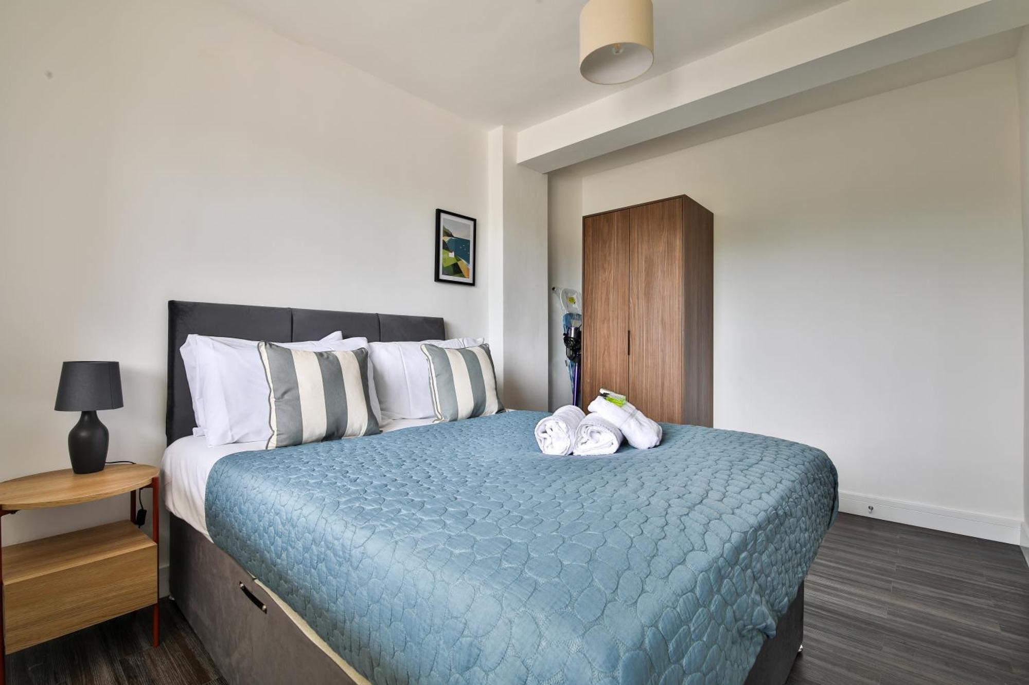 Amber Vista 2 Bedroom Apartments- Supermarket, Coffee Shop, Restaurants & Parking Below カーディフ エクステリア 写真